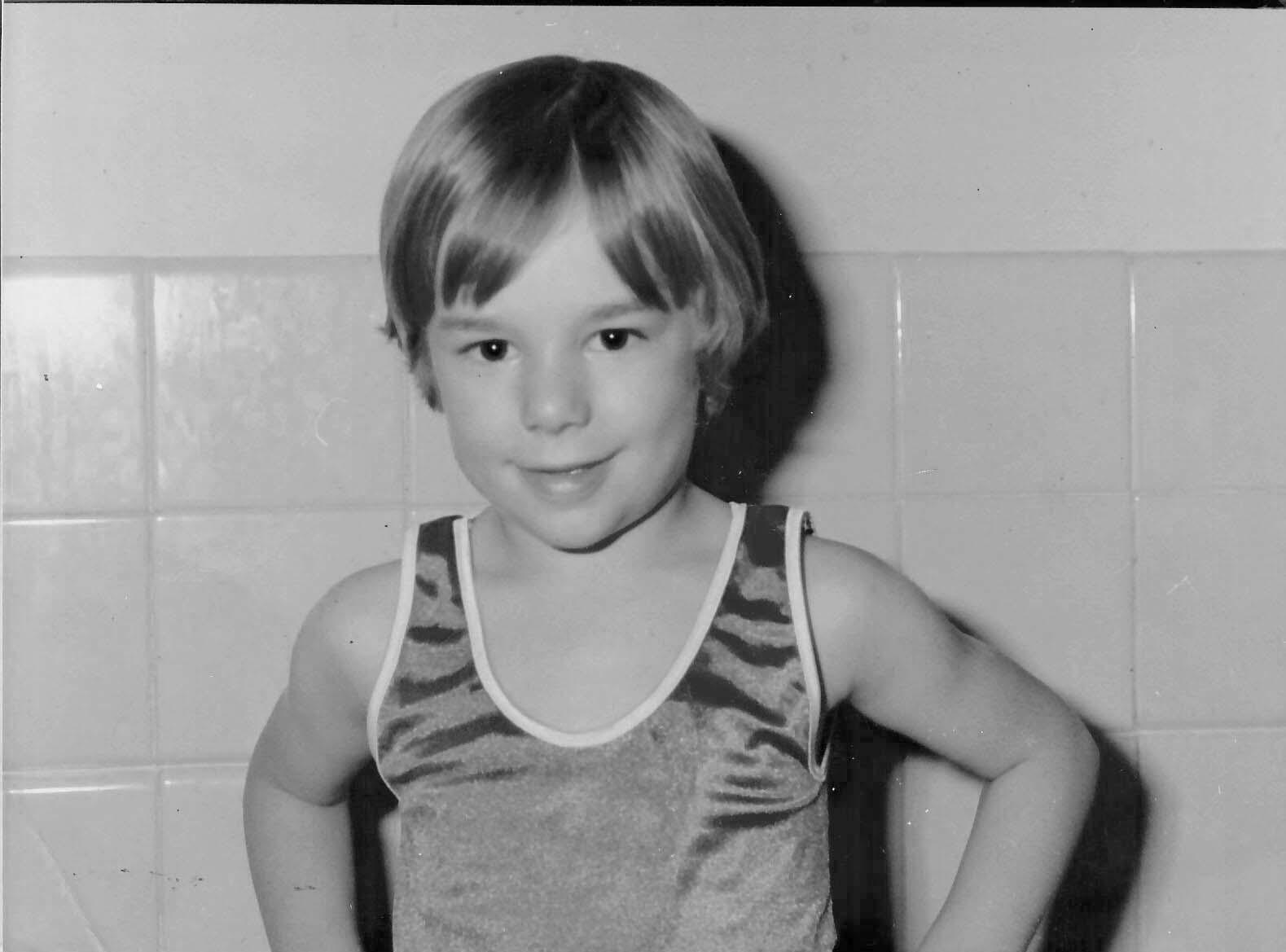 Joaquín Fernández Prats de niño entre telas y patrones de sastrería, 1978